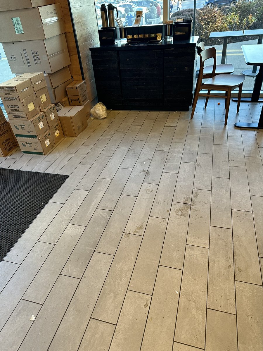 HCtwo's tweet photo. I feel like this isn’t typical @Starbucks standards. https://t.co/SQWB7a2wtl