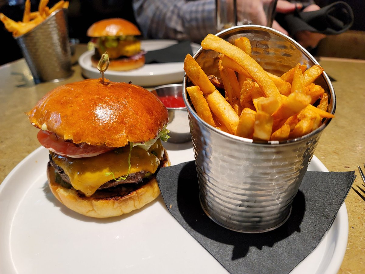 nkim47's tweet photo. I forgot that #Cafe4 has a pretty solid cheeseburger 🍔 🍟 https://t.co/7BKMGuxrNY