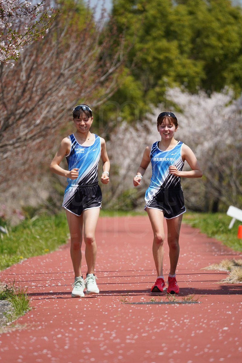 SMU_acEKIDEN's tweet photo. 【ウェア情報】

2025年４月より
公式ウェアが新しくなりました🎽！

ユニフォームは上下セットのデザインで
より見つけやすく👀！

@DVELOP_JP 様に独自の速乾性に優れた
生地で作成して頂きました🪡 🧵

新ユニフォームを目印に応援して
頂けるよう取り組んで参ります🏃‍♀️

応援よろしくお願いいたします！
#埼玉医科大学グループ女子駅伝部