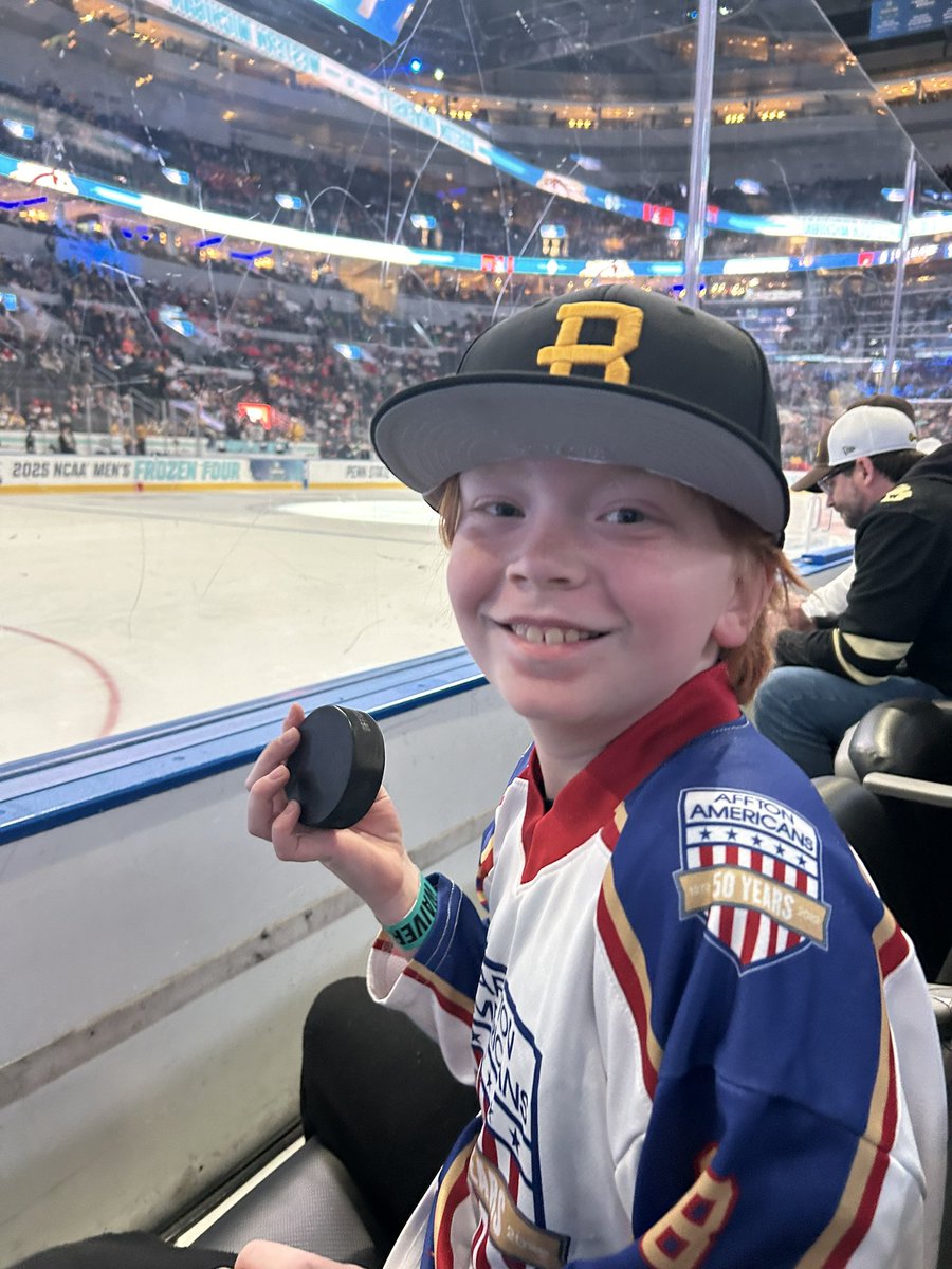 tictactim's tweet photo. @Buccigross Broncos earned a fan in this local 10U goalie by dishing him a puck during warmups! https://t.co/j8kdHxV25u