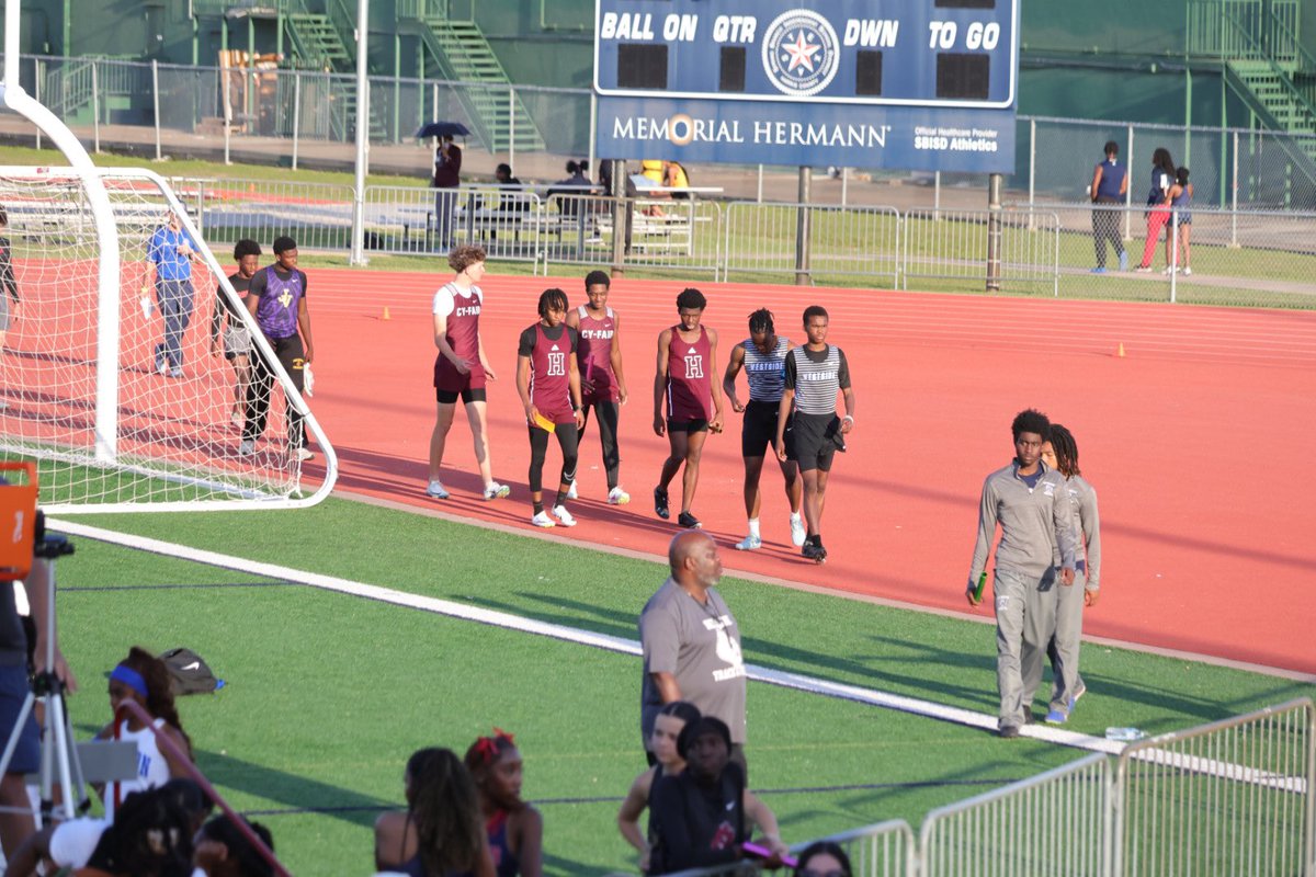 HeightsHS_Track's tweet photo. The end of a great season for the Heights Track team! Good job to our area qualifiers that ran yesterday, special congratulations to our regional qualifiers Nicholas Ferguson and Devin Farris!#HeightsHighSchol #Track #Bulldogs https://t.co/13t6lSeJ0A