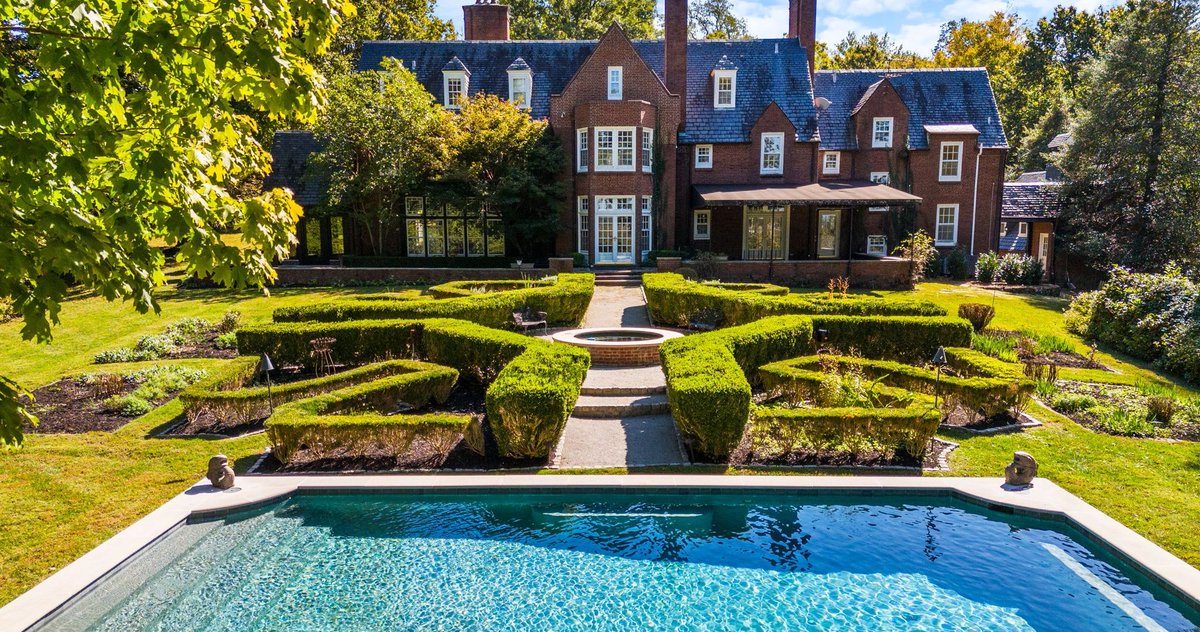 JonMandRealtor's tweet photo. Introducing 3740 Upper River Road. Perched above the Ohio River and designed by acclaimed architects Nevin &amp; Morgan in 1937, this is a rare opportunity to own a true piece of Louisville’s architectural legacy. 

$3,395,000
https://t.co/ktIxUQ2fFj https://t.co/YVOBnJLcIU