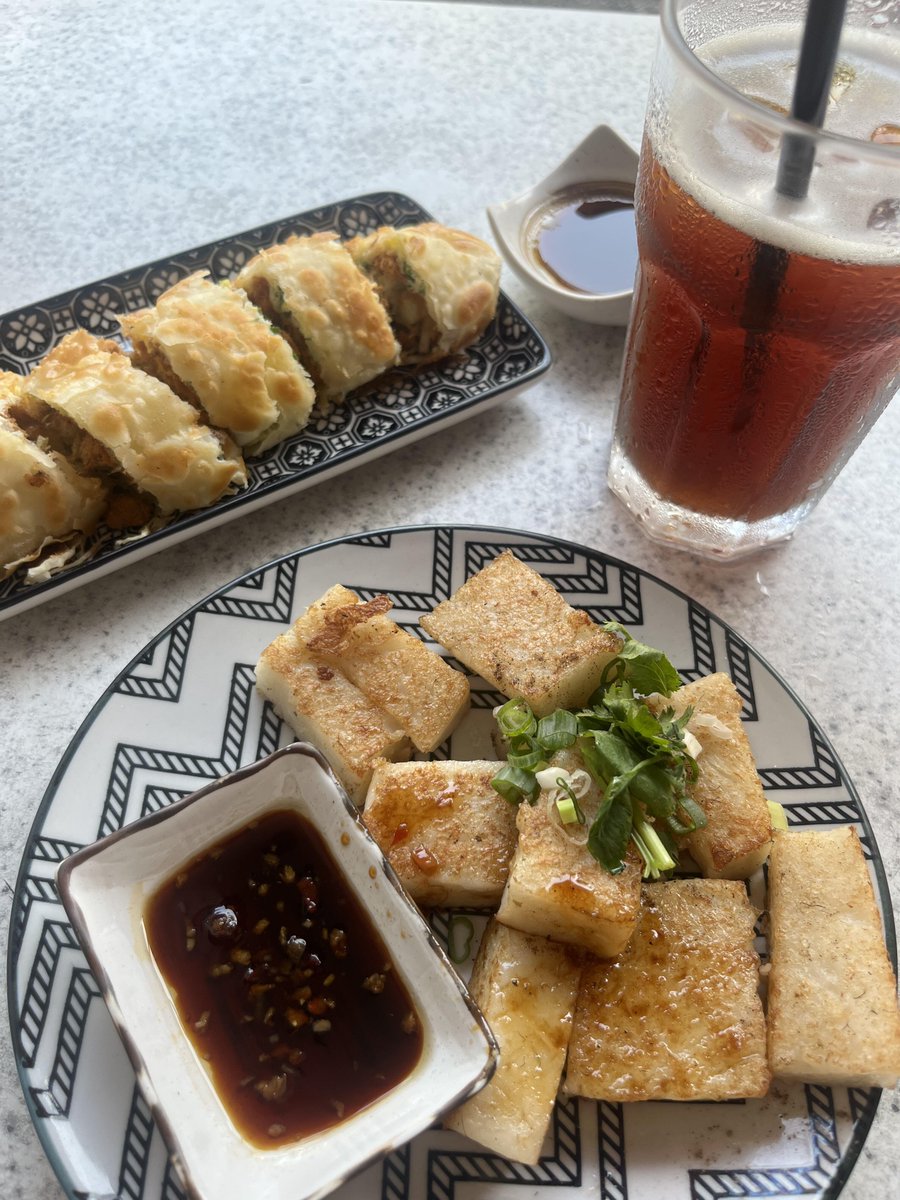 天ぷら、肉鬆エッグパンケーキ、大根ケーキを注文しました🍤🍳🥕  
味はまあまあで、エッグパンケーキはサクサクで中に野菜が入ってるみたい😋✨