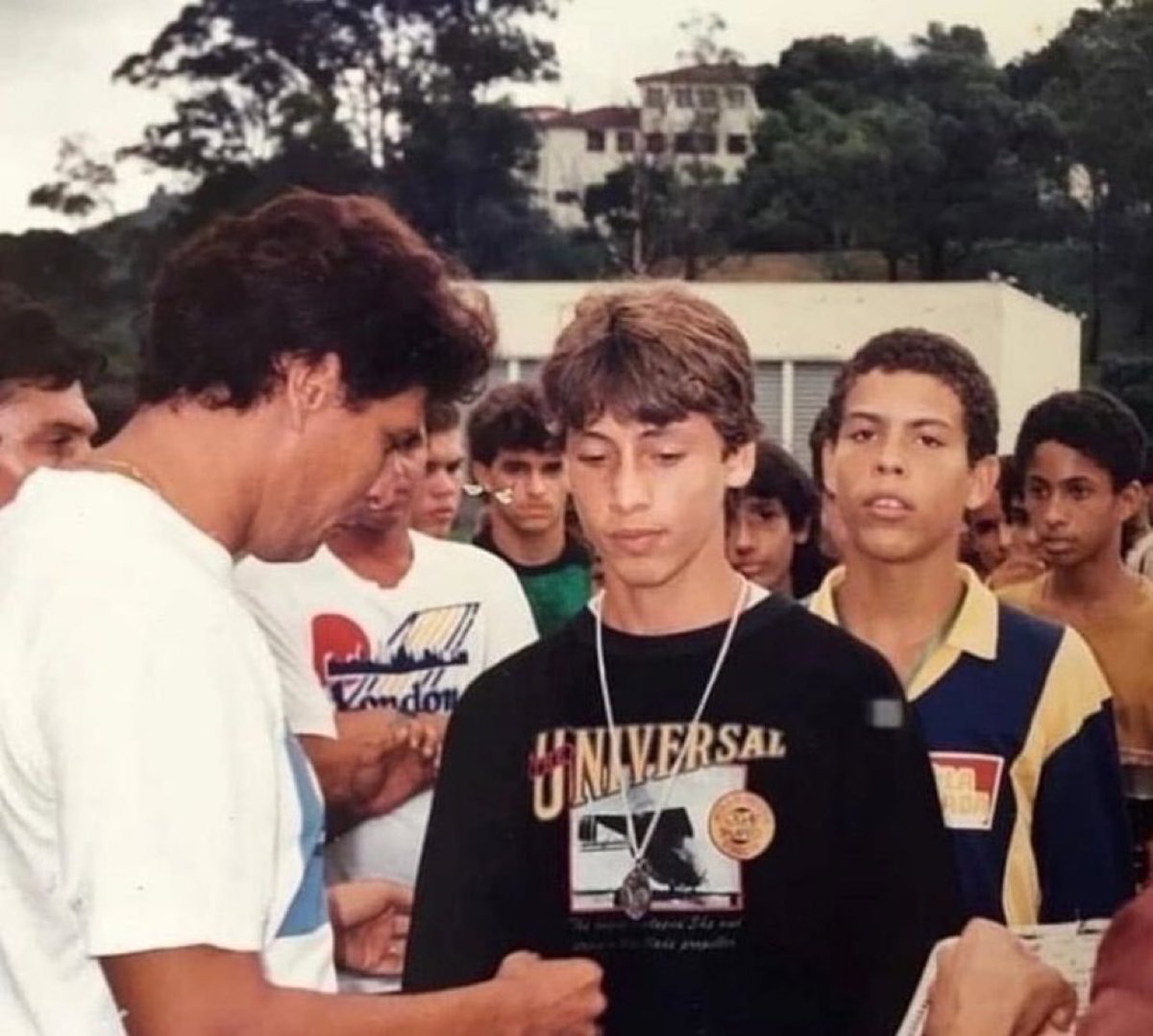 Ronaldo Fenômeno na fila para pegar um autógrafo de Roberto Dinamite.

FOTÃO!