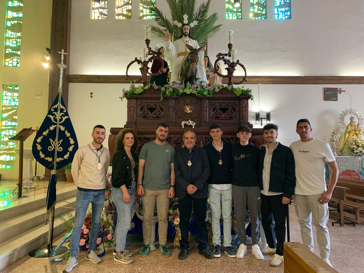 En la mañana de ayer, miembros de nuestra Hermandad han visitado a la querida Borriquita de Trajano. Le han hecho entrega de una ofrenda floral a su Titular. Que el Señor os bendiga siempre, queridos hermanos.
