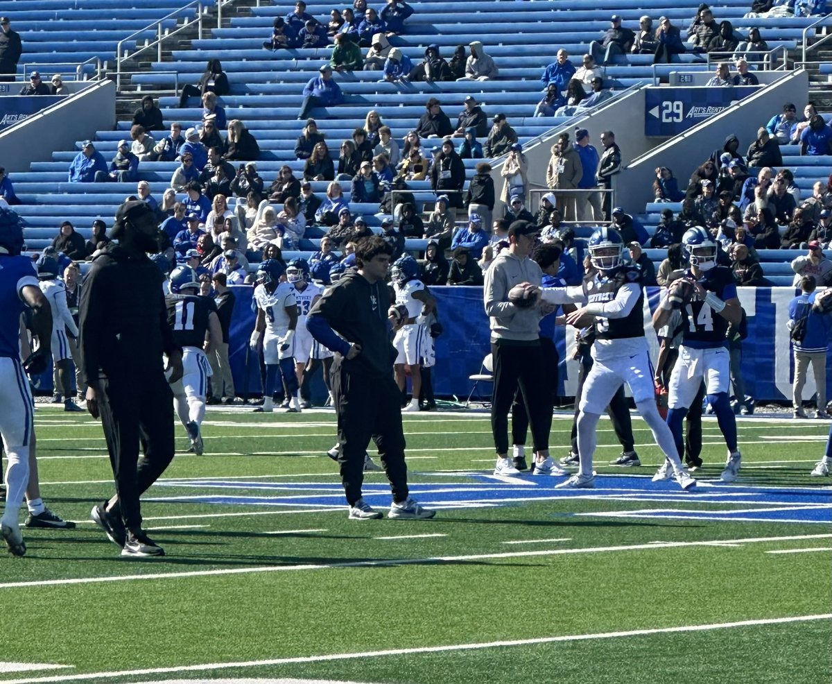 ChiefSmoke10's tweet photo. Great day for a Dad &amp; old 🏈 guy:

✅ spring 🏈 @UKFootball 

✅ @ACAthletics1 Track

✅ 1973/1982/1986 🏈 stories

Track photo by @samwarren62 

1982 pic by @vaughtsviews https://t.co/rnqYoBq4zl
