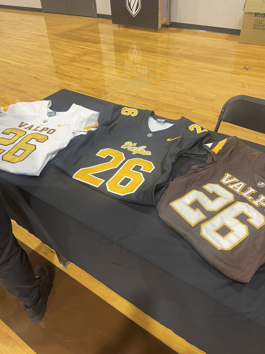 OSingleton26's tweet image. Thank you @valpoufootball, @CoachBusch78, and @Coach_EMatthes for having me out on junior day!