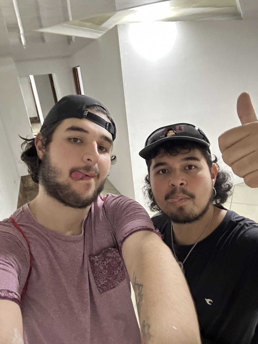 mateomontoyacor's tweet photo. Esto parece el final de una sitcom de los 2000’s 
Muchas personas tienen historias en esta casa 
🫡 https://t.co/PDAeBP3ugb