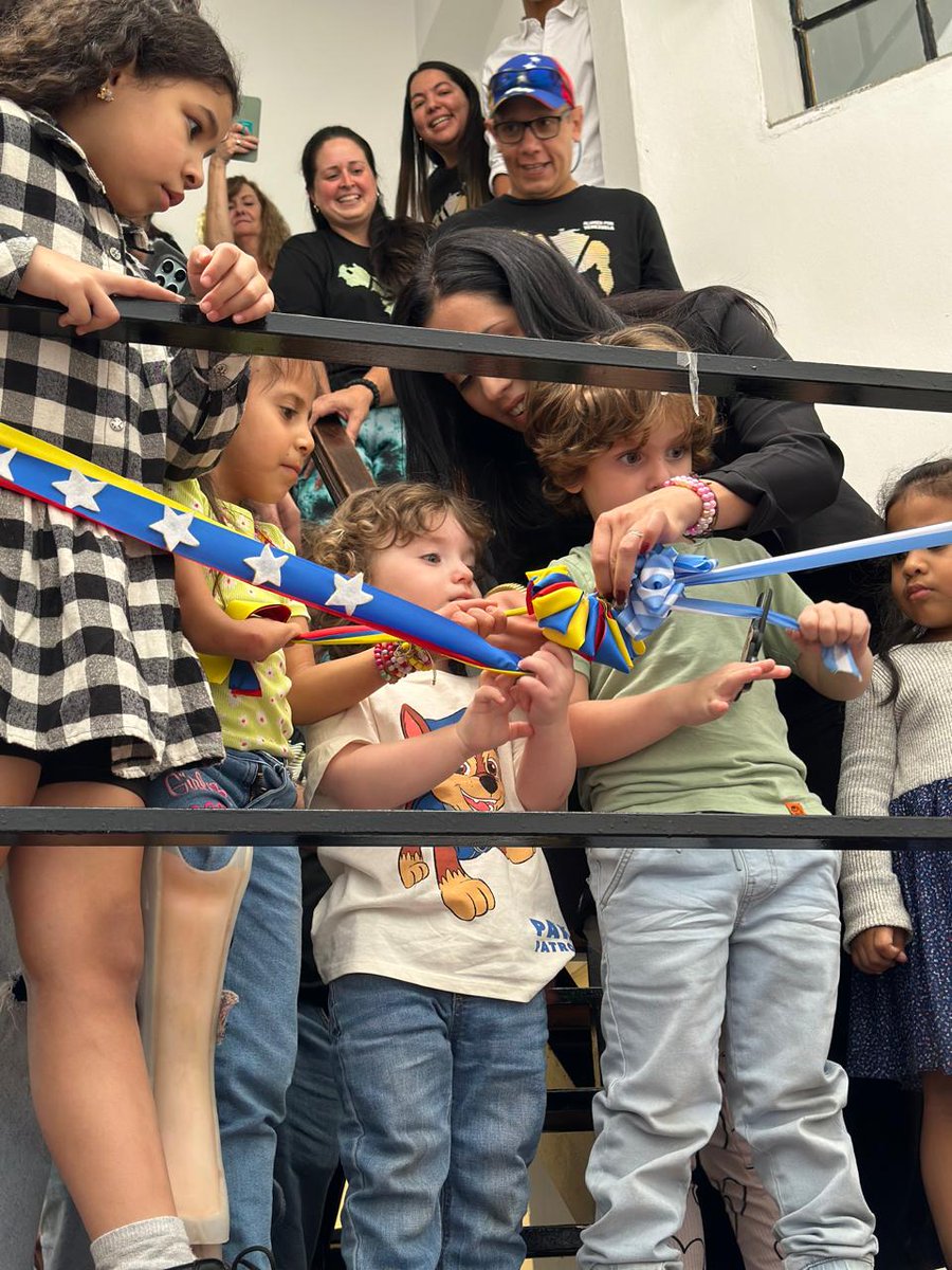 EliTrotta's tweet photo. Hoy se inauguró el primer Centro Venezolano Argentino, ubicado en el barrio de Villa Crespo, en esta hermosa Ciudad de Buenos Aires. Estoy sumamente orgullosa y alegre. Lo estoy porque este sueño se hizo realidad. Y fue posible gracias a muchas, muchísimas personas —venezolanas y argentinas— que pusieron el corazón y las manos para lograrlo.

Cuando fundamos @AlianzaXvzla en 2018, lo hicimos con la intención de tenderle una mano a quienes estaban huyendo de la dictadura. Como años atrás ocurrió al revés. Lo sé muy bien, porque mi papá fue uno de los tantos argentinos que escapó hacia Venezuela, donde encontró un hogar, formó una familia y construyó su historia.

Desde entonces, no hemos parado. Siempre con el compromiso de ayudar, de orientar, de acompañar en el proceso de inserción laboral, social, cultural y educativa. Todo esto ha sido más fácil gracias a algo fundamental: Argentina ha sido, sin duda, el país que mejor ha recibido a los venezolanos.

Desde Alianza por Venezuela, siempre quisimos generar un espacio de encuentro y reencuentro. Un espacio de abrazo. Por eso, la oficina desde la que veníamos funcionando nos quedó chica. Y así, con esfuerzo colectivo, nació este nuevo sueño: crear un lugar emblemático donde el amarillo, azul y rojo se entrelacen con el celeste y blanco.

Ese sueño comenzó a hacerse realidad gracias al apoyo de decenas de personas: donaciones de emprendedores y particulares, y muchísimas horas de trabajo voluntario. Gente que durante meses usó sus ratos libres para pintar, limpiar, lijar… y hacer de electricistas, albañiles, carpinteros y hasta diseñadores de interiores (¡en serio, jaja!).

Hoy, con alegría desbordada, les presentamos el Centro Venezolano Argentino, ubicado en Julián Álvarez 866. Un espacio abierto, comunitario, gratuito y lleno de vida.

El Centro ofrecerá:

✅ Asesoría migratoria
✅ Talleres laborales y para emprendedores
✅ Jornadas médicas
✅ Actividades culturales
✅ Espacios para adultos mayores

🇦🇷🇻🇪
Nuestro lugar. Tu lugar. El lugar de todos los venezolanos y argentinos.
Porque no va a faltar la arepa… pero tampoco el mate.