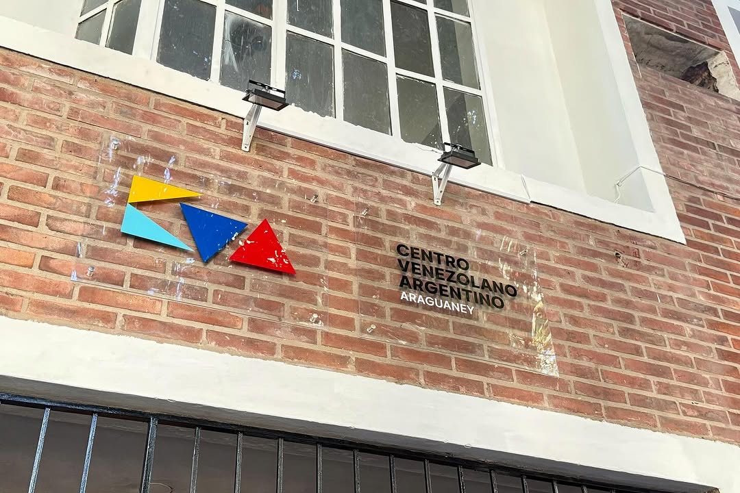 Gbastidas's tweet photo. Mientras en otras partes del mundo los migrantes venezolanos son estigmatizados y criminalizados, hoy en Buenos Aires fue inaugurado el primer Centro Venezolano Argentino, una iniciativa de @AlianzaXvzla para promover la integración cultural, laboral y social 🇻🇪🇦🇷 https://t.co/orT7HdVl8N