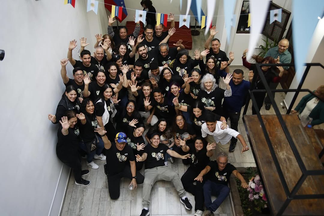 Gbastidas's tweet photo. Mientras en otras partes del mundo los migrantes venezolanos son estigmatizados y criminalizados, hoy en Buenos Aires fue inaugurado el primer Centro Venezolano Argentino, una iniciativa de @AlianzaXvzla para promover la integración cultural, laboral y social 🇻🇪🇦🇷 https://t.co/orT7HdVl8N