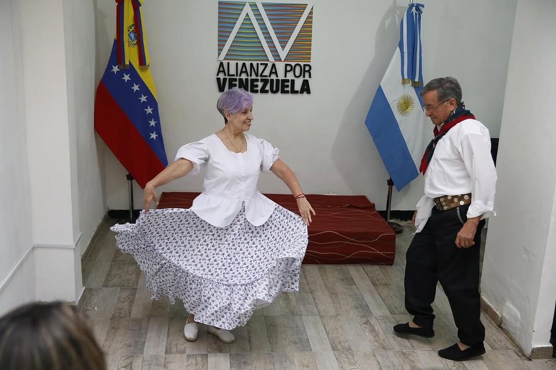 Mientras en otras partes del mundo los migrantes venezolanos son estigmatizados y criminalizados, hoy en Buenos Aires fue inaugurado el primer Centro Venezolano Argentino, una iniciativa de <a href="/AlianzaXvzla/">Alianza por Venezuela</a> para promover la integración cultural, laboral y social 🇻🇪🇦🇷