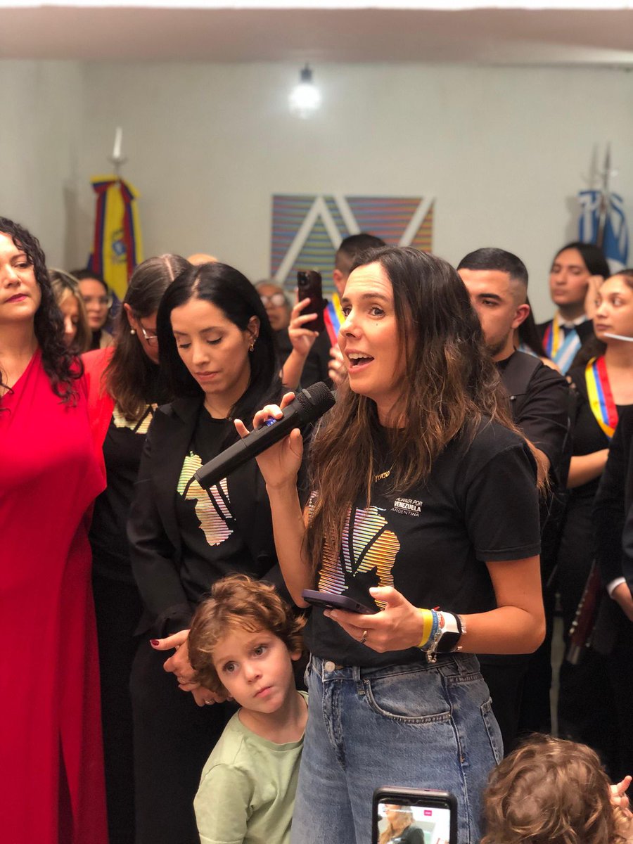 EliTrotta's tweet photo. Hoy se inauguró el primer Centro Venezolano Argentino, ubicado en el barrio de Villa Crespo, en esta hermosa Ciudad de Buenos Aires. Estoy sumamente orgullosa y alegre. Lo estoy porque este sueño se hizo realidad. Y fue posible gracias a muchas, muchísimas personas —venezolanas y argentinas— que pusieron el corazón y las manos para lograrlo.

Cuando fundamos @AlianzaXvzla en 2018, lo hicimos con la intención de tenderle una mano a quienes estaban huyendo de la dictadura. Como años atrás ocurrió al revés. Lo sé muy bien, porque mi papá fue uno de los tantos argentinos que escapó hacia Venezuela, donde encontró un hogar, formó una familia y construyó su historia.

Desde entonces, no hemos parado. Siempre con el compromiso de ayudar, de orientar, de acompañar en el proceso de inserción laboral, social, cultural y educativa. Todo esto ha sido más fácil gracias a algo fundamental: Argentina ha sido, sin duda, el país que mejor ha recibido a los venezolanos.

Desde Alianza por Venezuela, siempre quisimos generar un espacio de encuentro y reencuentro. Un espacio de abrazo. Por eso, la oficina desde la que veníamos funcionando nos quedó chica. Y así, con esfuerzo colectivo, nació este nuevo sueño: crear un lugar emblemático donde el amarillo, azul y rojo se entrelacen con el celeste y blanco.

Ese sueño comenzó a hacerse realidad gracias al apoyo de decenas de personas: donaciones de emprendedores y particulares, y muchísimas horas de trabajo voluntario. Gente que durante meses usó sus ratos libres para pintar, limpiar, lijar… y hacer de electricistas, albañiles, carpinteros y hasta diseñadores de interiores (¡en serio, jaja!).

Hoy, con alegría desbordada, les presentamos el Centro Venezolano Argentino, ubicado en Julián Álvarez 866. Un espacio abierto, comunitario, gratuito y lleno de vida.

El Centro ofrecerá:

✅ Asesoría migratoria
✅ Talleres laborales y para emprendedores
✅ Jornadas médicas
✅ Actividades culturales
✅ Espacios para adultos mayores

🇦🇷🇻🇪
Nuestro lugar. Tu lugar. El lugar de todos los venezolanos y argentinos.
Porque no va a faltar la arepa… pero tampoco el mate.