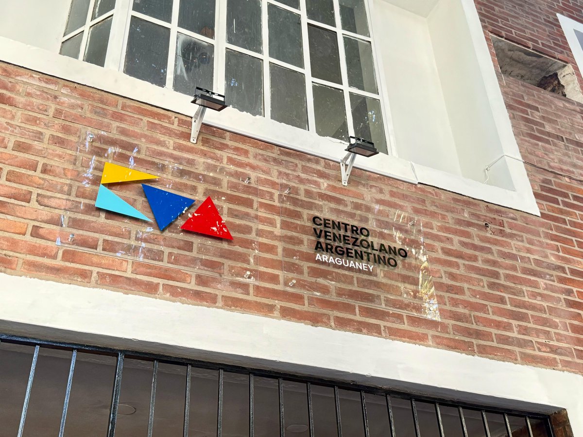 EliTrotta's tweet photo. Hoy se inauguró el primer Centro Venezolano Argentino, ubicado en el barrio de Villa Crespo, en esta hermosa Ciudad de Buenos Aires. Estoy sumamente orgullosa y alegre. Lo estoy porque este sueño se hizo realidad. Y fue posible gracias a muchas, muchísimas personas —venezolanas y argentinas— que pusieron el corazón y las manos para lograrlo.

Cuando fundamos @AlianzaXvzla en 2018, lo hicimos con la intención de tenderle una mano a quienes estaban huyendo de la dictadura. Como años atrás ocurrió al revés. Lo sé muy bien, porque mi papá fue uno de los tantos argentinos que escapó hacia Venezuela, donde encontró un hogar, formó una familia y construyó su historia.

Desde entonces, no hemos parado. Siempre con el compromiso de ayudar, de orientar, de acompañar en el proceso de inserción laboral, social, cultural y educativa. Todo esto ha sido más fácil gracias a algo fundamental: Argentina ha sido, sin duda, el país que mejor ha recibido a los venezolanos.

Desde Alianza por Venezuela, siempre quisimos generar un espacio de encuentro y reencuentro. Un espacio de abrazo. Por eso, la oficina desde la que veníamos funcionando nos quedó chica. Y así, con esfuerzo colectivo, nació este nuevo sueño: crear un lugar emblemático donde el amarillo, azul y rojo se entrelacen con el celeste y blanco.

Ese sueño comenzó a hacerse realidad gracias al apoyo de decenas de personas: donaciones de emprendedores y particulares, y muchísimas horas de trabajo voluntario. Gente que durante meses usó sus ratos libres para pintar, limpiar, lijar… y hacer de electricistas, albañiles, carpinteros y hasta diseñadores de interiores (¡en serio, jaja!).

Hoy, con alegría desbordada, les presentamos el Centro Venezolano Argentino, ubicado en Julián Álvarez 866. Un espacio abierto, comunitario, gratuito y lleno de vida.

El Centro ofrecerá:

✅ Asesoría migratoria
✅ Talleres laborales y para emprendedores
✅ Jornadas médicas
✅ Actividades culturales
✅ Espacios para adultos mayores

🇦🇷🇻🇪
Nuestro lugar. Tu lugar. El lugar de todos los venezolanos y argentinos.
Porque no va a faltar la arepa… pero tampoco el mate.