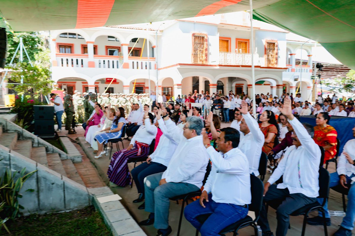 Mauro_CruzS's tweet photo. Hoy conmemoramos 1668 años de historia, en la Villa de Tututepec de Melchor Ocampo junto al Gobernador @salomonj y la presidenta del DIF Estatal, Irma Bolaños en esta Sesión Solemne de instalación de los Poderes del Estado
¡Seguimos construyendo un mejor futuro para #Oaxaca! https://t.co/rk3HCmJaLs