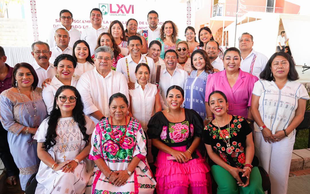 Mauro_CruzS's tweet photo. Hoy conmemoramos 1668 años de historia, en la Villa de Tututepec de Melchor Ocampo junto al Gobernador @salomonj y la presidenta del DIF Estatal, Irma Bolaños en esta Sesión Solemne de instalación de los Poderes del Estado
¡Seguimos construyendo un mejor futuro para #Oaxaca! https://t.co/rk3HCmJaLs