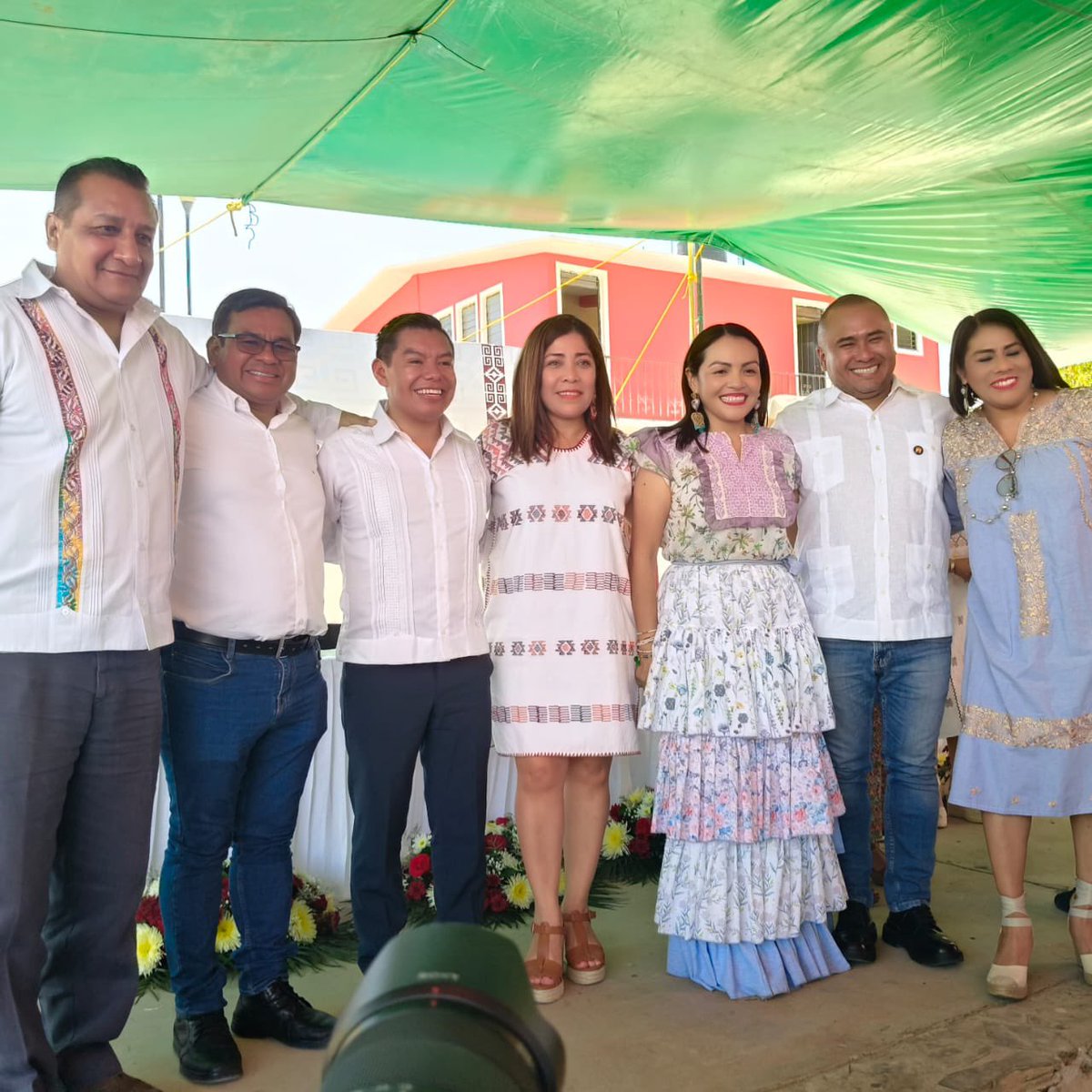 Mauro_CruzS's tweet photo. Hoy conmemoramos 1668 años de historia, en la Villa de Tututepec de Melchor Ocampo junto al Gobernador @salomonj y la presidenta del DIF Estatal, Irma Bolaños en esta Sesión Solemne de instalación de los Poderes del Estado
¡Seguimos construyendo un mejor futuro para #Oaxaca! https://t.co/rk3HCmJaLs