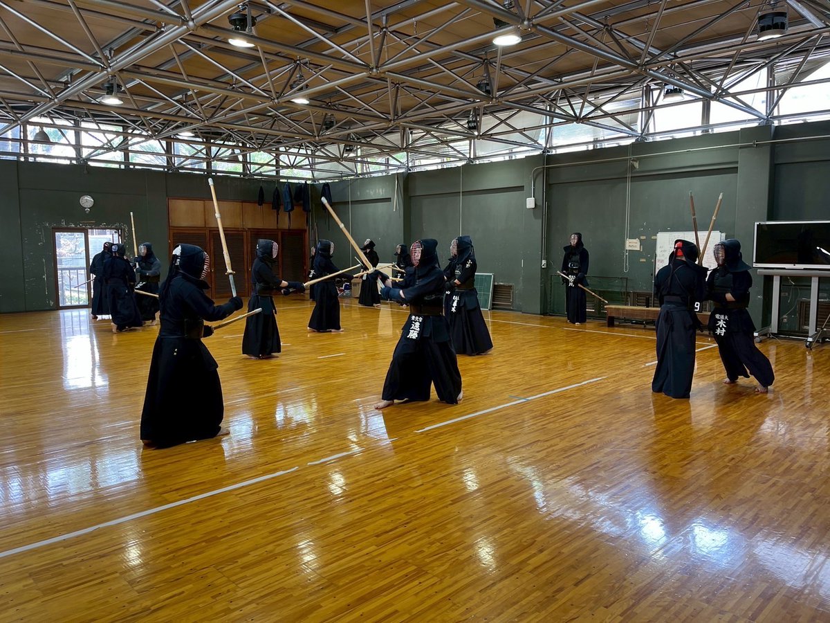 UecKendoClub's tweet photo. 【土曜日の稽古の様子】
昨日は稽古の参加ありがとうございました！
次回は月曜に稽古予定です。見学・体験も大歓迎。稽古後はご飯会もあります！
今日の綱引き後はA401教室でお待ちしています！
興味のある方はぜひお越しください！ https://t.co/RfdC6jwlwk
