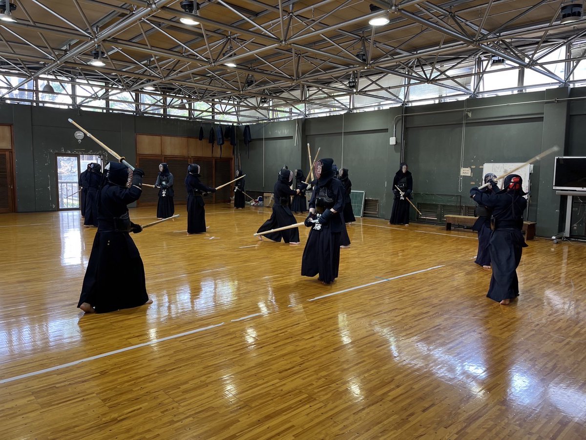 UecKendoClub's tweet photo. 【土曜日の稽古の様子】
昨日は稽古の参加ありがとうございました！
次回は月曜に稽古予定です。見学・体験も大歓迎。稽古後はご飯会もあります！
今日の綱引き後はA401教室でお待ちしています！
興味のある方はぜひお越しください！ https://t.co/RfdC6jwlwk