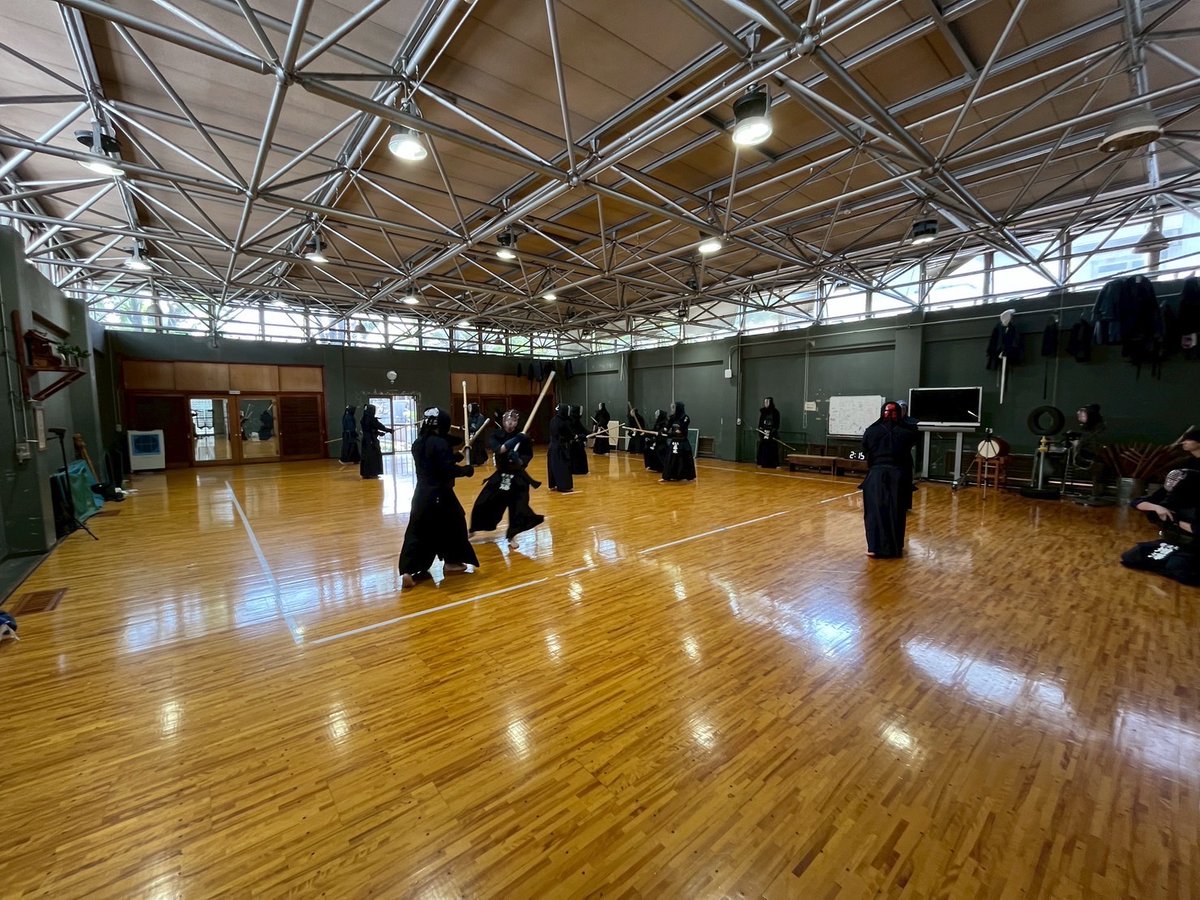 UecKendoClub's tweet photo. 【土曜日の稽古の様子】
昨日は稽古の参加ありがとうございました！
次回は月曜に稽古予定です。見学・体験も大歓迎。稽古後はご飯会もあります！
今日の綱引き後はA401教室でお待ちしています！
興味のある方はぜひお越しください！ https://t.co/RfdC6jwlwk
