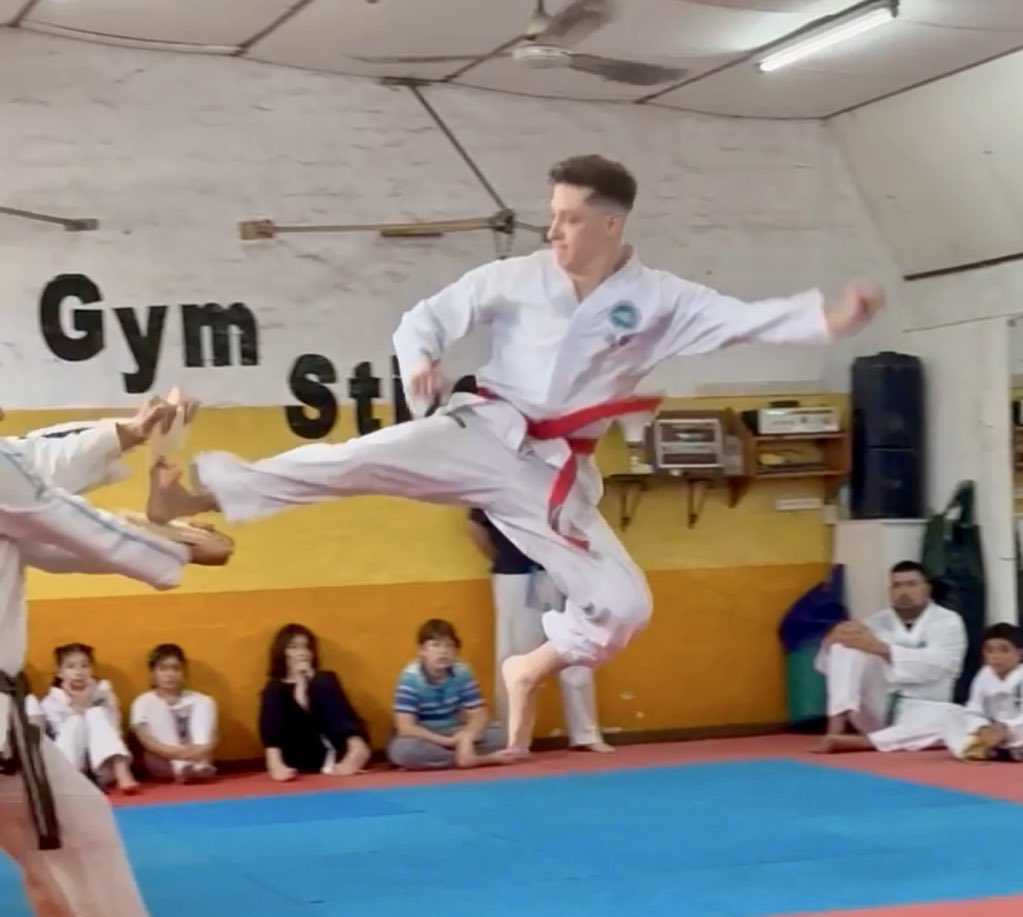 Parte de mi examen de punta negra de taekwondo ♥️