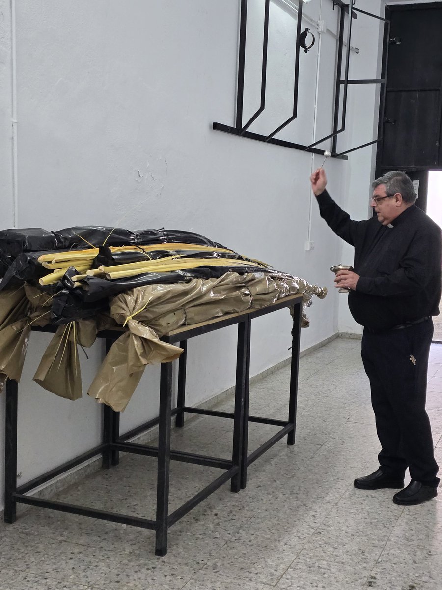 María Auxiliadora ya preside la delantera del paso de palio de Ntra. Sra. de los Desamparados. Con ofrenda floral, canto de saeta y bendición de palmas, hemos vivido un emotivo acto en nuestra Capilla.