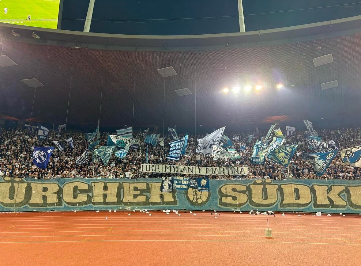 La hinchada del FC Zürich desplegó este lienzo "D.E.P. MYLAN Y MARTINA" en el duelo ante el FC Basel (Suiza 🇨🇭) #VamosColoColo