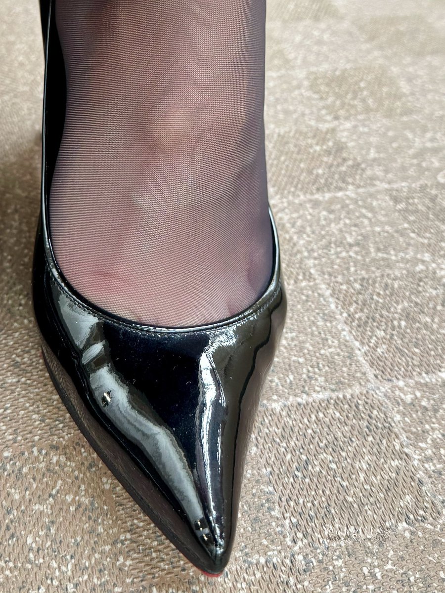 おはようございます✨
今日は中山競馬場に行ってきます🐎

本当はクラブの大好きな持ち馬が出走予定でしたが、残念ながらレース前に骨折🩼
現地でお会いする予定だった馬主のおじさま達に、理由を説明して行くつもりはなかったのですが、

「そうか、残念だったね」
「雨だから家でゆっくりしてね」
「お家で応援してね」
とみなさん異口同音…
さすがに悪いと思い、これから向かいます💰

それにしても、お返事に余裕があり、やっぱり行っておこうと思わせるのは、人生の余裕からでしょうか❓😌

雨の日でも歩けるルブタンSportyシリーズのエナメルヒールで👠
では、いってきます👋🚌🚃🚖💦