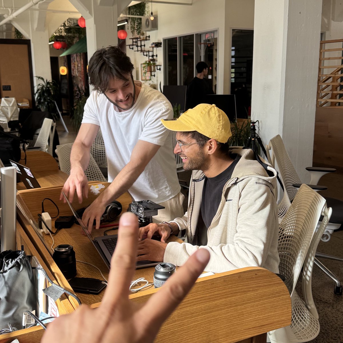 wordisbonz's tweet image. to all the 700+ ppl that commented “editor.”
were dropping something tonight.