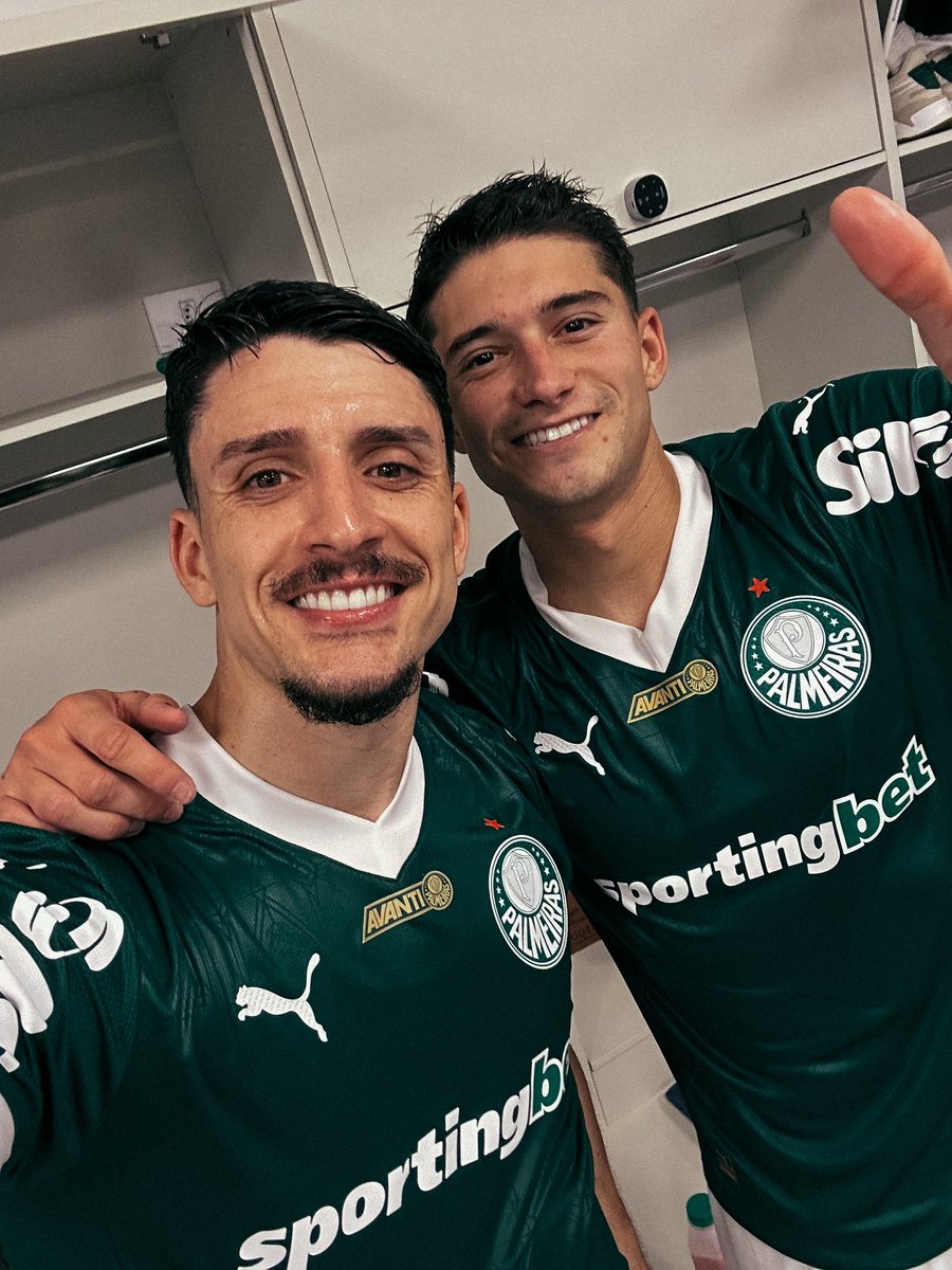 Palmeiras's tweet photo. MEUS URUGUAIOS FINALIZANDO DE FORA DA ÁREA? NÃO DIGA MAIS NADA! 🖐️ https://t.co/akCikmQZVs