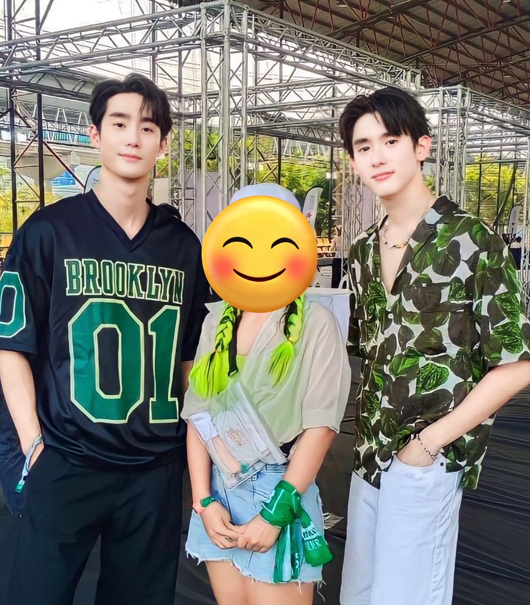 Preaw143_JM's tweet photo. ปี66เราเคยได้ถ่ายรูปกับฟอสบุ๊ค ยอมรับว่าไม่รู้จักทั้ง2คนว่าเป็นใคร แต่พี่ลากไปถ่ายด้วย นี่ก็ยืนกล้าๆกลัวๆ จะถ่ายดีไม่ถ่ายดี แต่ทั้งคู่ก็เรียกเข้าไปถ่าย น่ารักมาก! เฟรนลี่มาก!แล้วไม่คิดเลยว่าปีนี้จะตามดูซีรี่ย์ที่ทั้ง2คนเล่นทุกเรื่อง 🥰😊 #ffocre_ #Kasibook_
ขออนุญาติเจ้าของคลิป https://t.co/6yiQJ8jjTp
