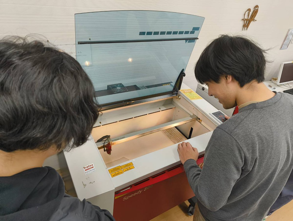 TuT_ACS's tweet photo. 先日はメイカーズ・ラボとよはしさんでアクリルスタンドの製作を行いました！データの作成からカット、印刷までを行いました！ https://t.co/GetmiUprDL