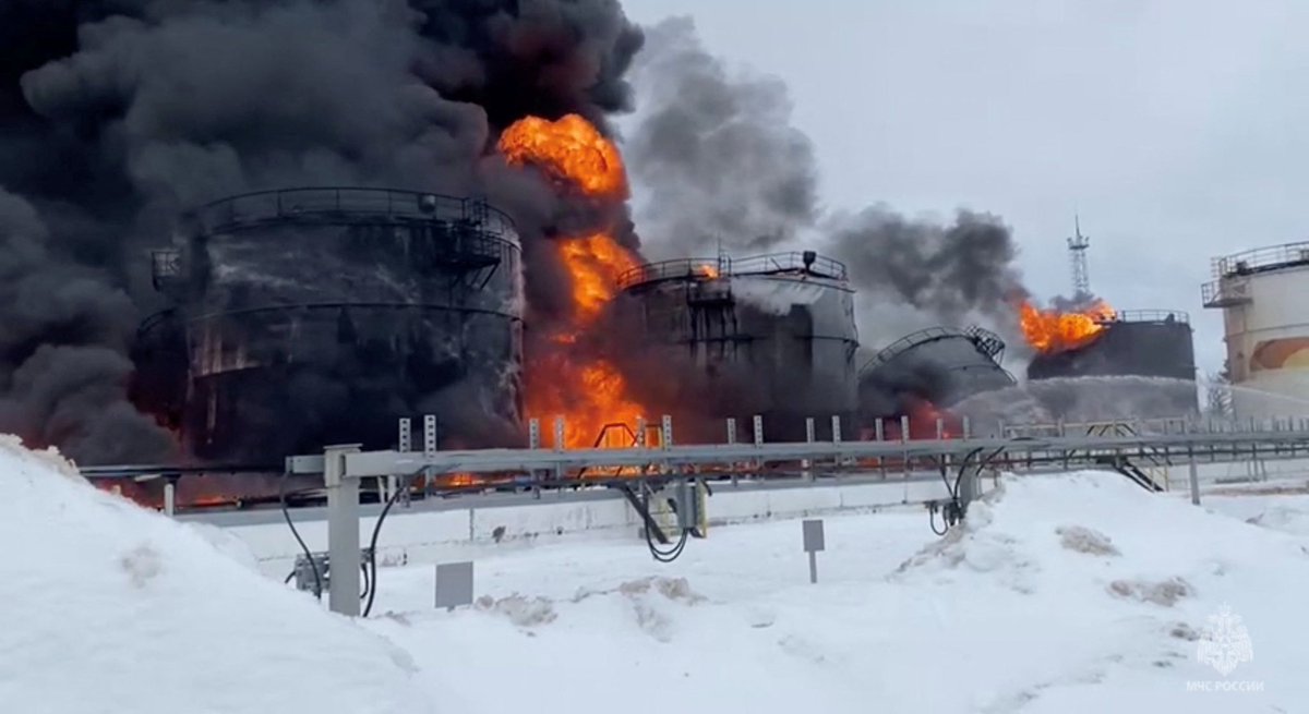 Osinttechnical's tweet photo. Russia may lose more than 1 trillion rubles in government revenue this year due to plummeting oil prices, according to the FT.

That number, roughly 2.5% of the Russian state budget, comes as Russian oil trades over $20 a barrel less than Russian budget planners forecasted. https://t.co/IwcGoyjnwz