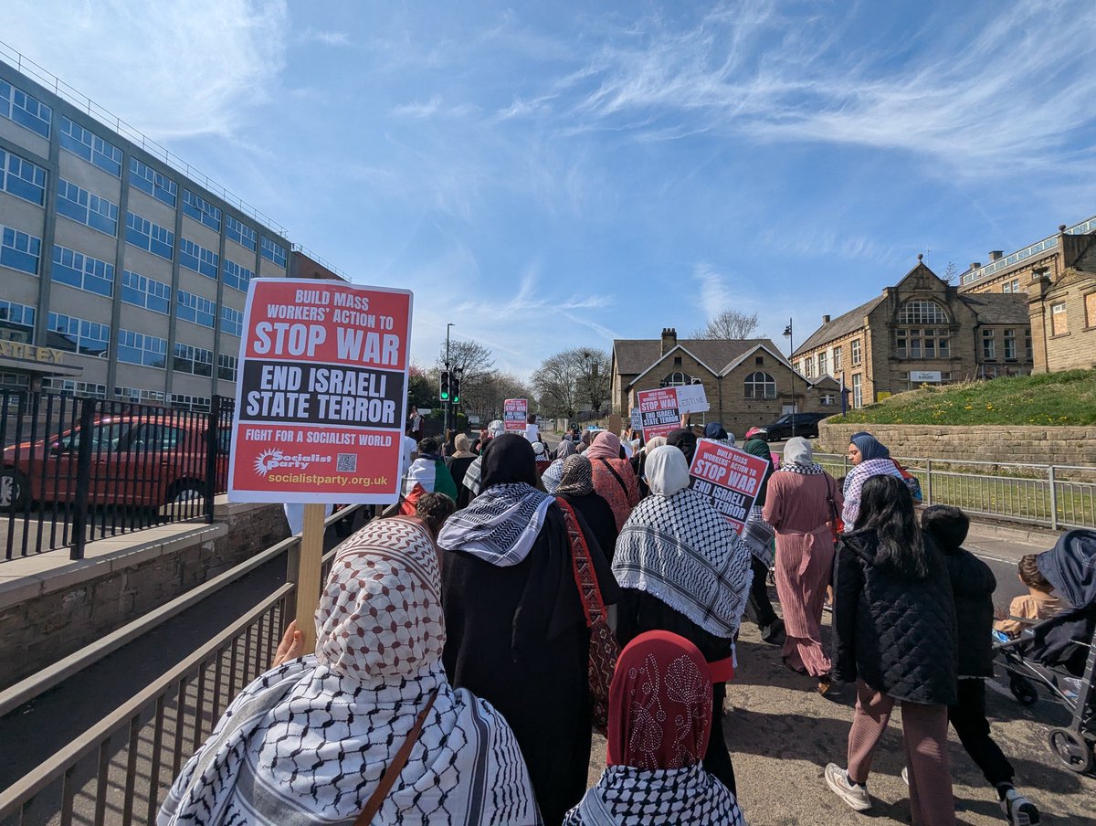 HuddsSP's tweet image. 🚩🚩🚩Marching against the ongoing brutal war on Gaza in Batley today 

👉👉👉Read our latest article on Gaza in this week's the Socialist here - socialistparty.org.uk/articles/13770…