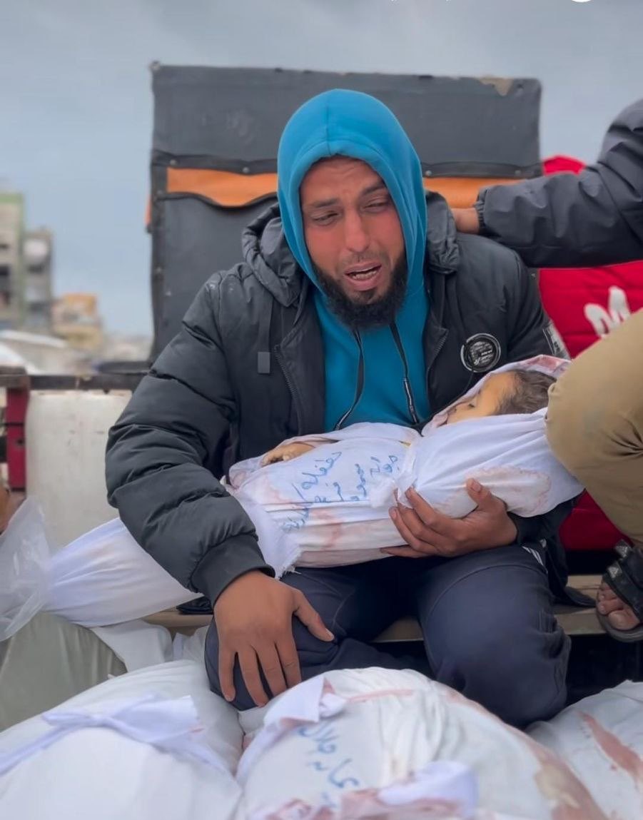 haticebrarr's tweet photo. Eşine, kız kardeşine çocuklarına ağlayan bu babayı da bugün katlettiler. İnsanların ne sabrı kaldı ne takati.
Bize de sadece utanç kaldı. 

#GazzeÖlüyor 
#AyağaKalk https://t.co/wDF6sdaeUR