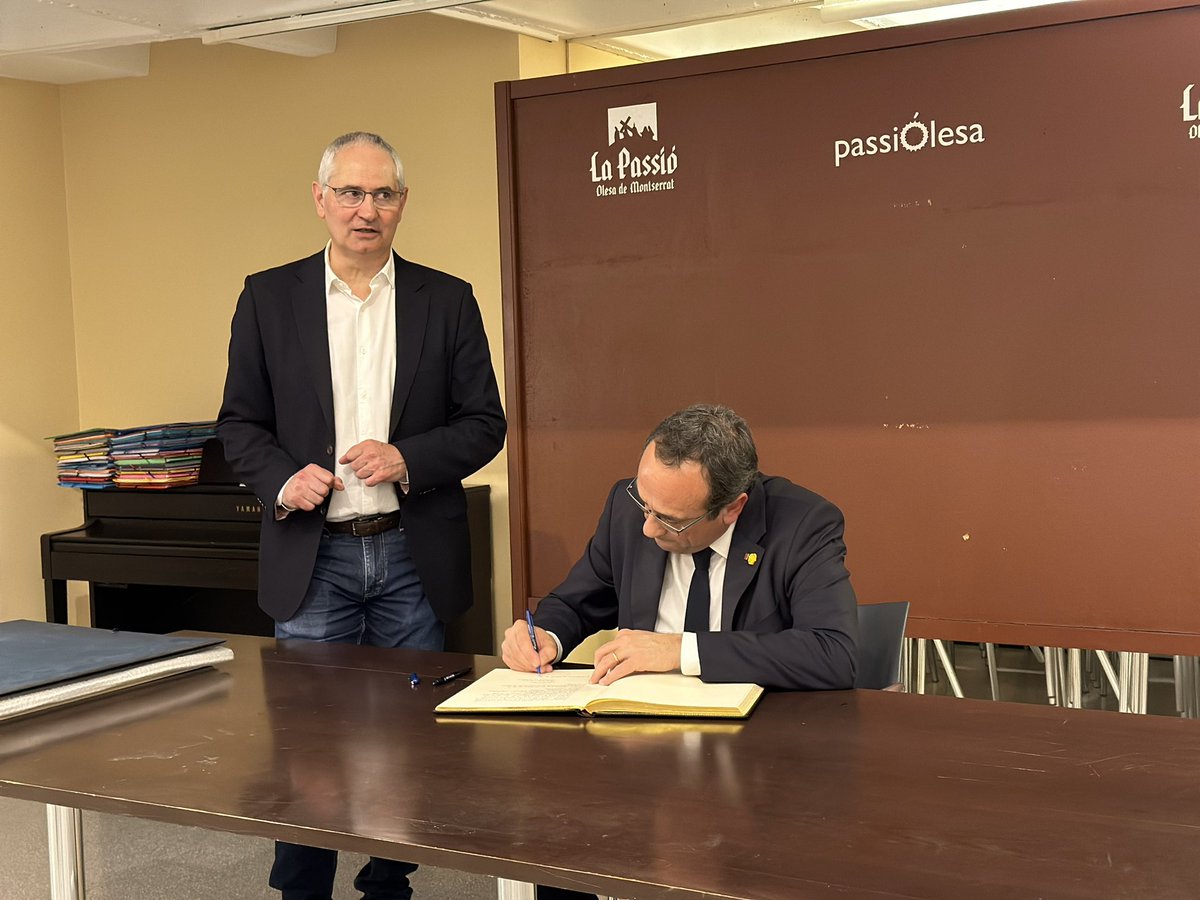 La Passió d’Olesa és un orgull per a la nació. Un text sublim de Joan Povill que interpel·la pels valors universals que s’hi representen com la bondat, la compassió o el perdó.

Una expressió artística, popular i espiritual que transcendeix. 

És impossible no emocionar-se.