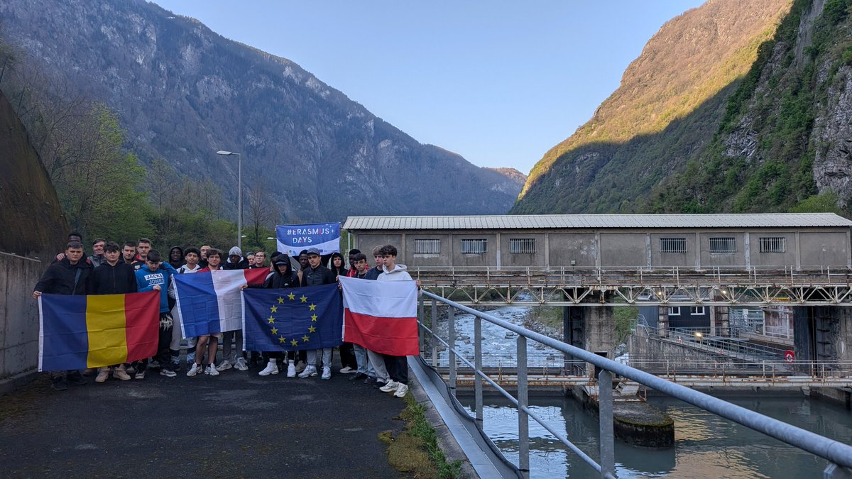 cap_elec's tweet photo. 🇪🇺 Projet #E2WMS (7-11/04/25): Nos CAP électriciens ont collaboré avec 🇵🇱🇷🇴 sur des TP, visites culturelles (Bastille, Choranche) et professionnelles (barrage Livet-Gavet). Ce projet hybride #Erasmus #KA210VET #eTwinning allie expertise technique, environnement et citoyenneté🇪🇺 https://t.co/y4XpnNXTe2