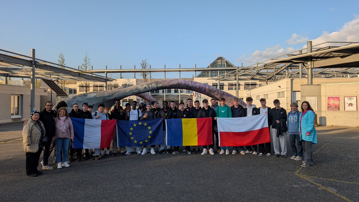 cap_elec's tweet photo. 🇪🇺 Projet #E2WMS (7-11/04/25): Nos CAP électriciens ont collaboré avec 🇵🇱🇷🇴 sur des TP, visites culturelles (Bastille, Choranche) et professionnelles (barrage Livet-Gavet). Ce projet hybride #Erasmus #KA210VET #eTwinning allie expertise technique, environnement et citoyenneté🇪🇺 https://t.co/y4XpnNXTe2
