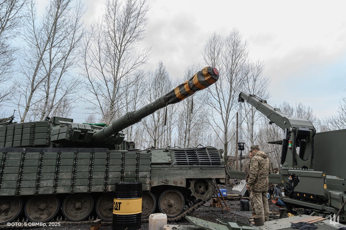 trip_to_valkiri's tweet image. Leopard 1A5 MBTs from Ukrainian 5th Heavy Mechanized Brigade undergoing maintenance, April 2025 period.