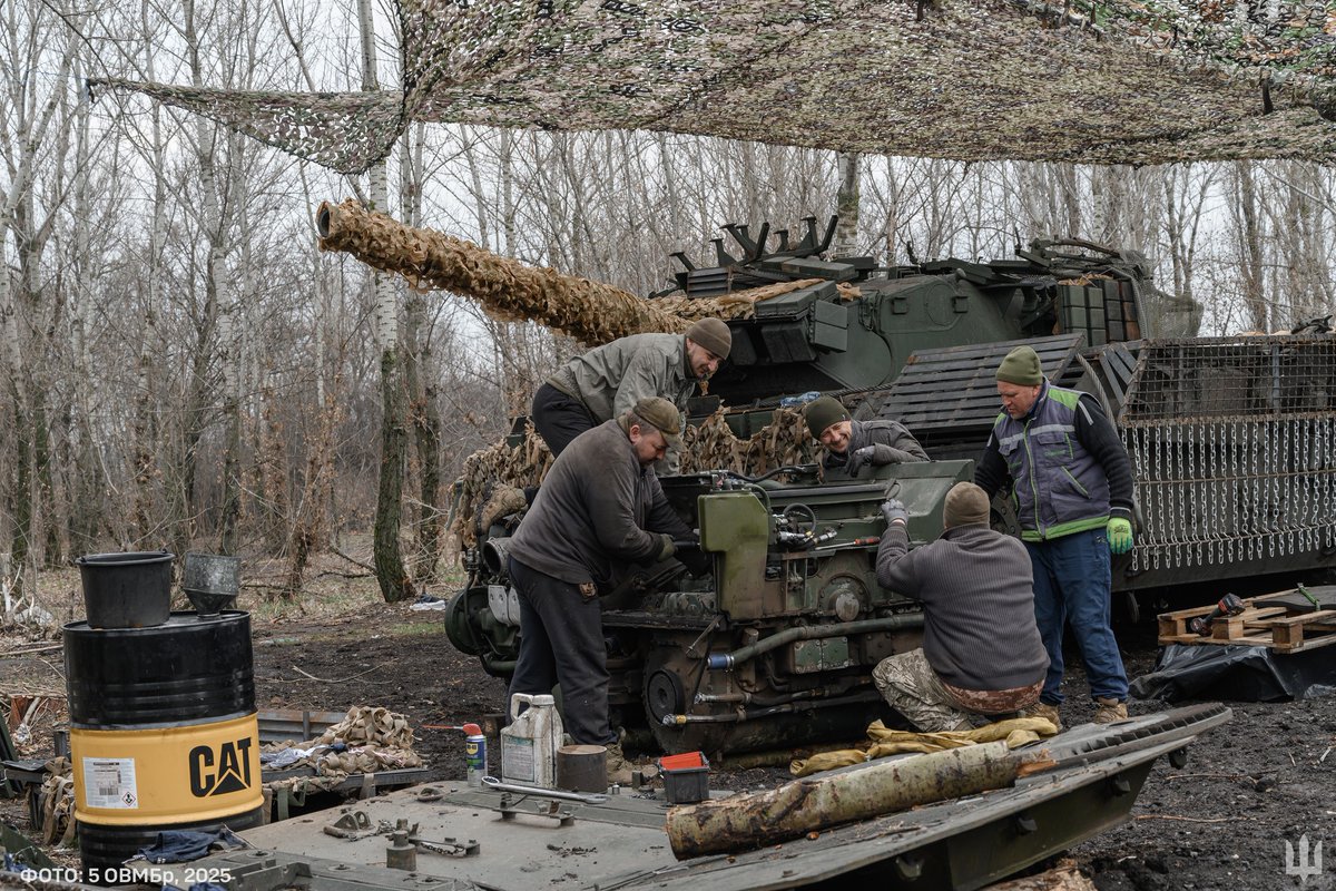 trip_to_valkiri's tweet image. Leopard 1A5 MBTs from Ukrainian 5th Heavy Mechanized Brigade undergoing maintenance, April 2025 period.