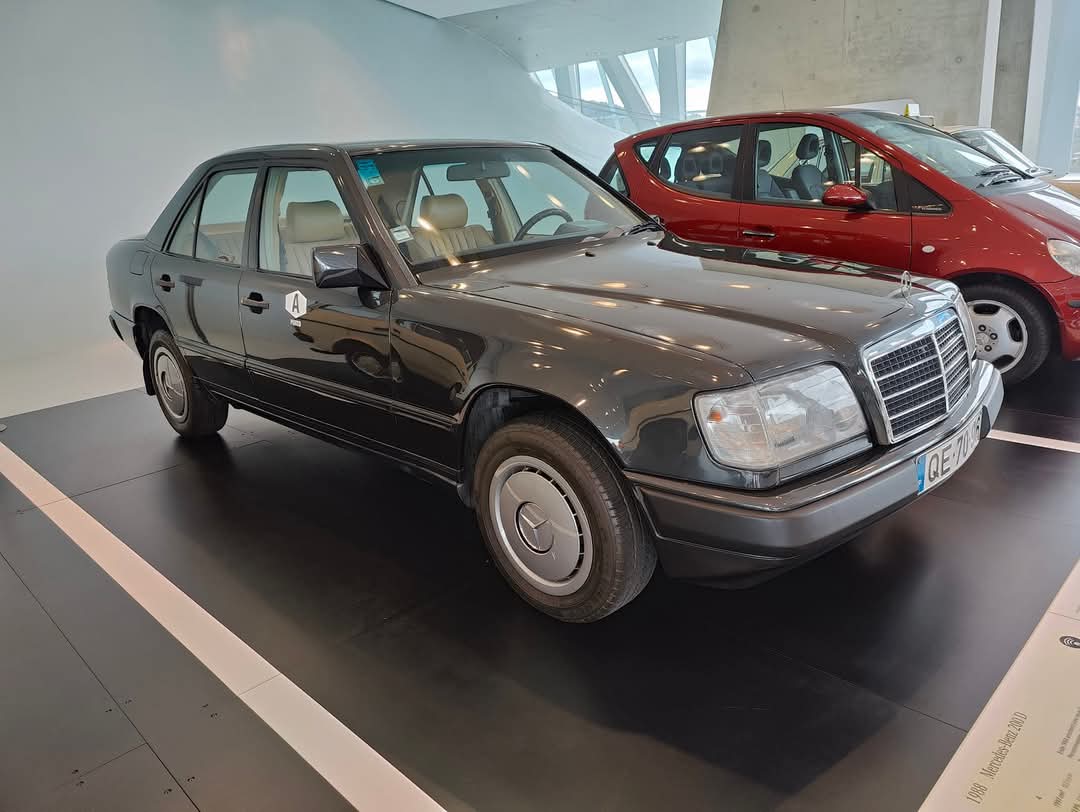 Mileage_impo's tweet photo. Spotted in the Mercedes-Benz museum in Stuttgart.
1.2 million miles / 1.9 million km
A 1988 200D taxi from Portugal.
It looked pretty tidy too, not sure if it's been restored at all. https://t.co/0YYcXRR3aN