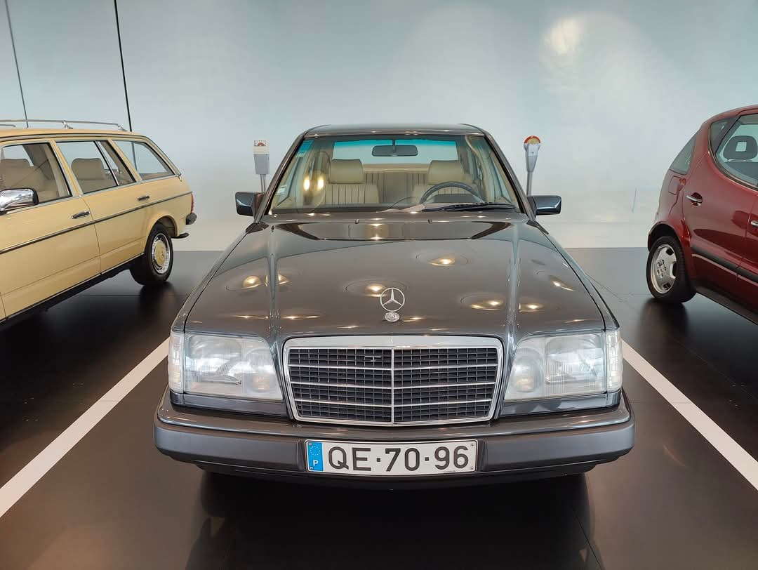 Mileage_impo's tweet photo. Spotted in the Mercedes-Benz museum in Stuttgart.
1.2 million miles / 1.9 million km
A 1988 200D taxi from Portugal.
It looked pretty tidy too, not sure if it's been restored at all. https://t.co/0YYcXRR3aN