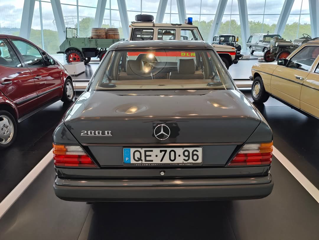 Mileage_impo's tweet photo. Spotted in the Mercedes-Benz museum in Stuttgart.
1.2 million miles / 1.9 million km
A 1988 200D taxi from Portugal.
It looked pretty tidy too, not sure if it's been restored at all. https://t.co/0YYcXRR3aN