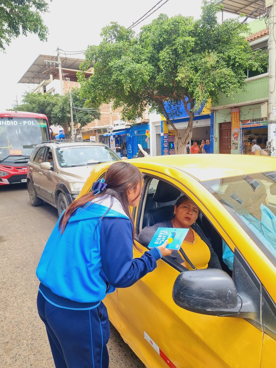 JoseUrciaCarlos's tweet photo. (PIURA) Esta mañana los alumnos y docentes del #ColegioAdventistaPiura también  se unieron al proyecto de #PerúSíLee entregando el libro "La clave del cambio" #ImpactoEsperanza  #MasQueEnseñamza https://t.co/ltl86gSEgH