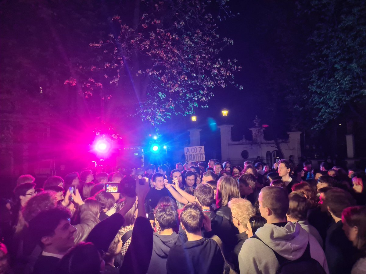 Tłumy na spotkaniu <a href="/ZandbergRAZEM/">Adrian Zandberg</a> w Warszawie. Rozmowy z kandydatem w kuluarach nadal trwają mimo późnej godziny.

Setki wyborców, którzy mają dość politycznego cyrku, koryciarstwa, zwijania państwa. "Atomowa Polska z krzemu i stali" – to ta wizja wzbudzała dziś emocje sali.