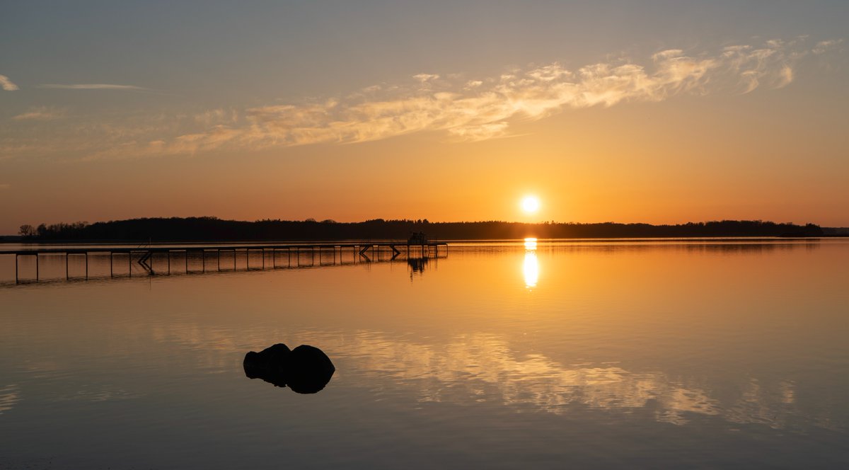 DorteHedengran's tweet photo. Really crazy that a few hours before it had been cloudy and windy and then the evening turned out so beautiful by Roskilde fjord☀️
#Denmark #SonyAlpha #NaturePhotography #April12th #photooftheday #SaturdayVibes #SaturdayMood #Saturday #sunset
📸Dorte Hedengran https://t.co/8oqAa4Tp29