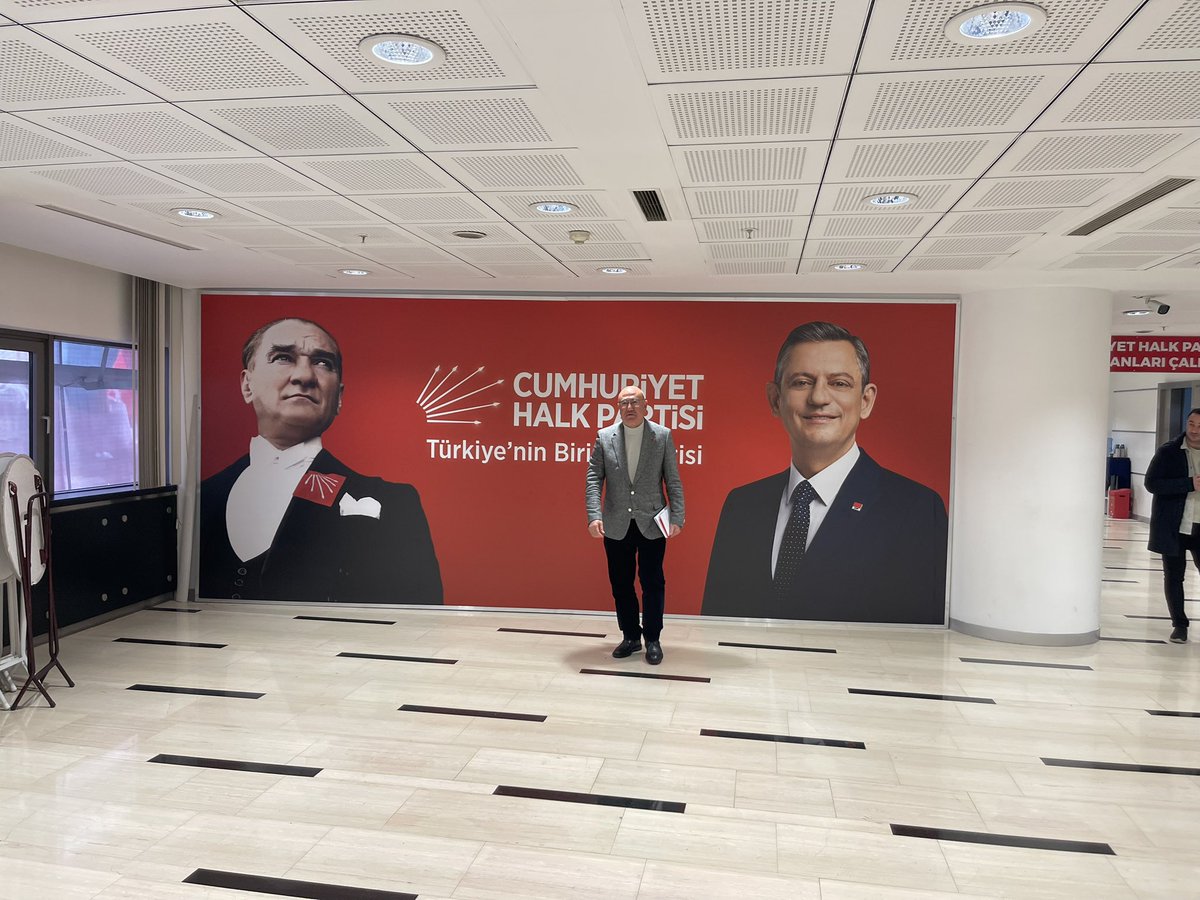 AHMET KESKİN’İN SUÇU AVUKATLIK YAPMAK MI?

Bir avukat olarak Ahmet Keskin’in suçu; savunma hakkını savunmak, gençleri korumak, polisin usule aykırı işlemlerine karşı görevini yapmaktır.

Anayasa’nın 36. maddesi gereği herkesin adil yargılanma ve savunma hakkı vardır.
Avukatlık