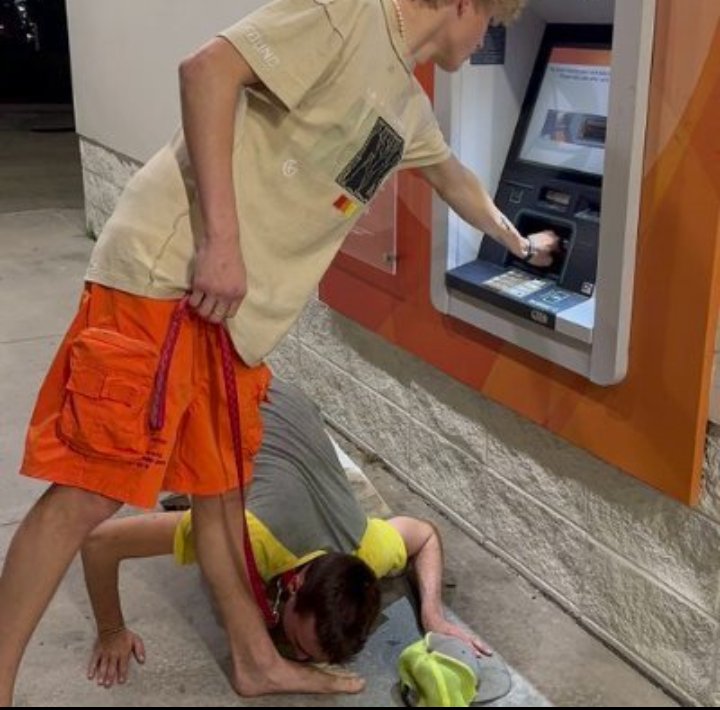 boiolademerda's tweet photo. Aqui seu otário, cheira meu pé enquanto eu tiro o sustento da sua casa, sua mulher e filhos  vão passar fome. Perdedor 🤣🤣🤣 https://t.co/qr7i96UUxG