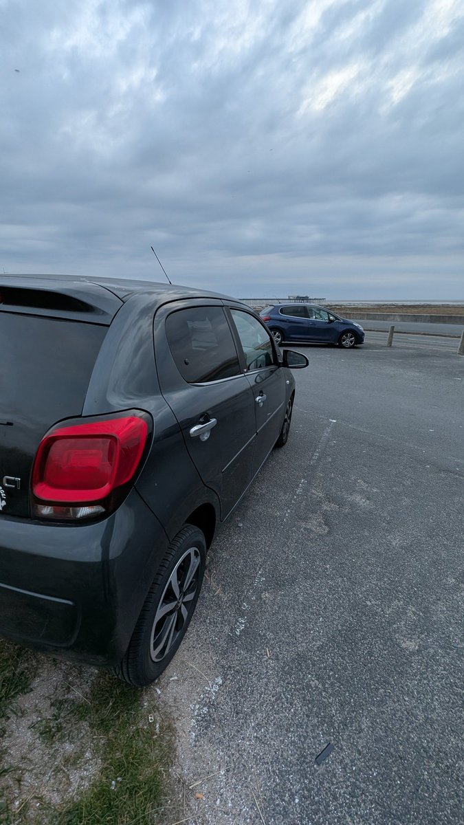 Decided to have a day off and go to South port for a wetsuit day... Not to self it's still April and freezing 🥶 

Though found a damaged flux kite and managed to fix and fly it a little bit 🐾