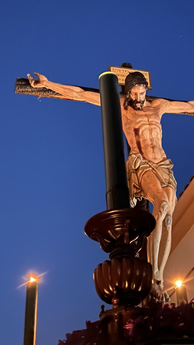 22:00| El Santísimo Cristo de la Vera Cruz discurre por la calle Mariana de Pineda.